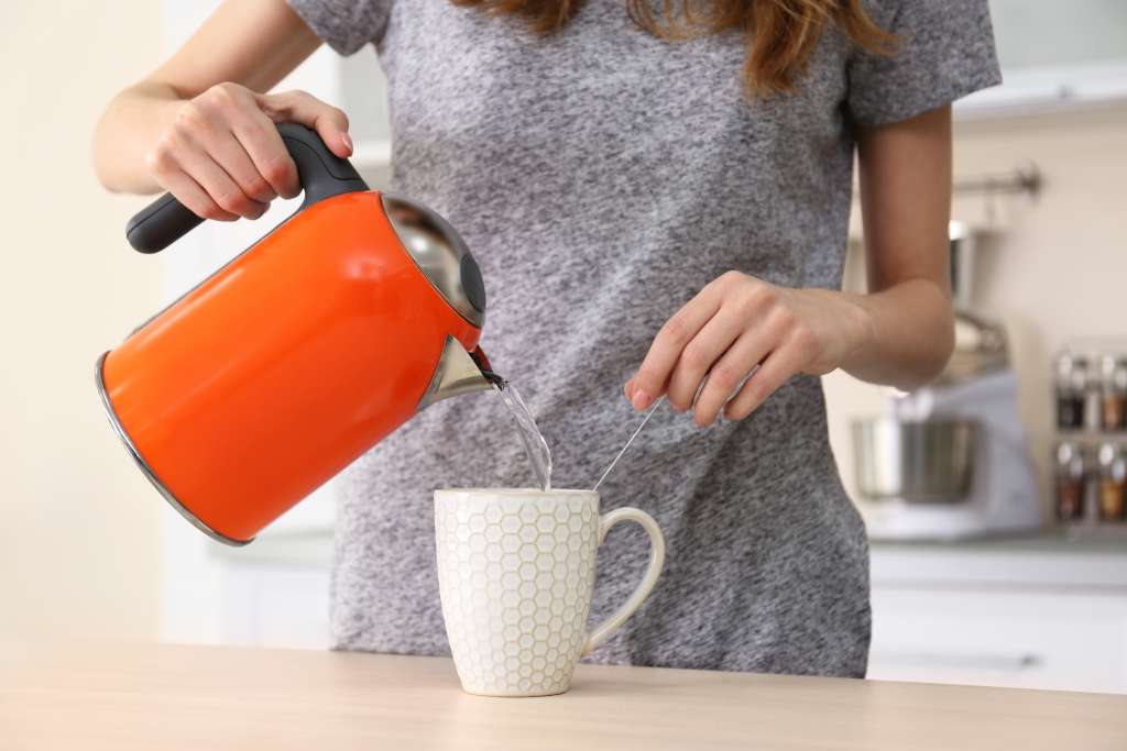 Из какого материала чайник лучше. Чайники в оранжевом цвете. Чайники прячем футболка. Выбирать чайник. Девушка выбирает чайник.
